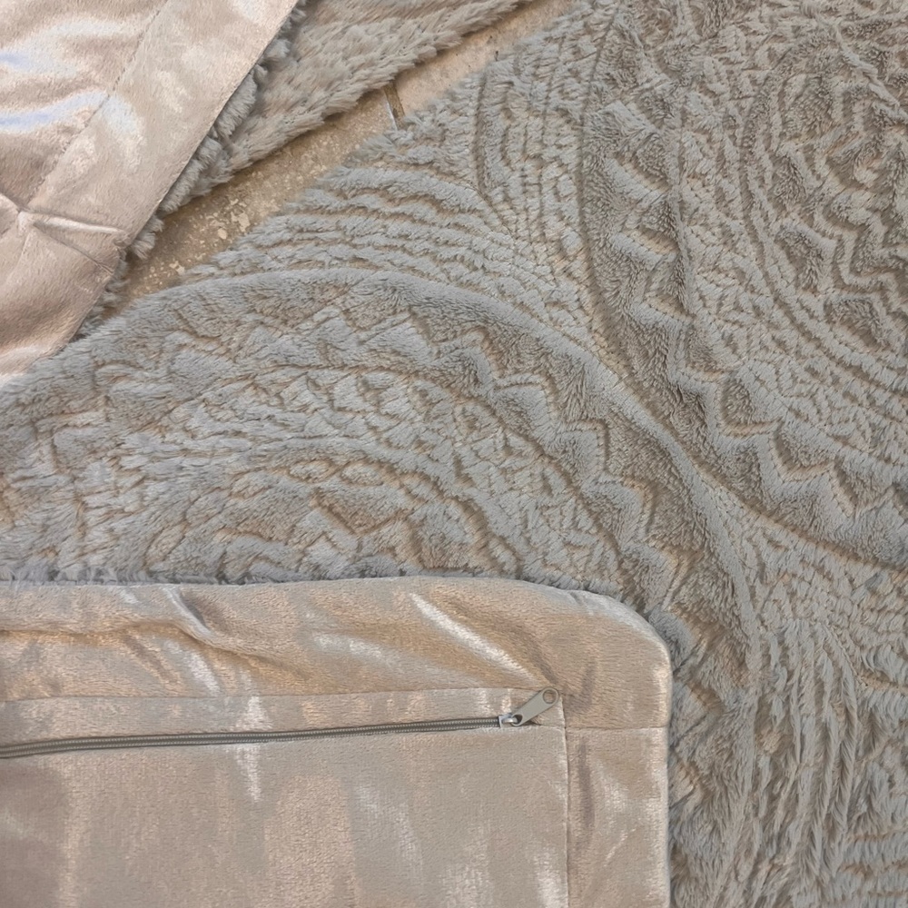 New Madison Park Arya Medallion Ultra Plush Set of Two Pillowcases - Picture 5 of 6